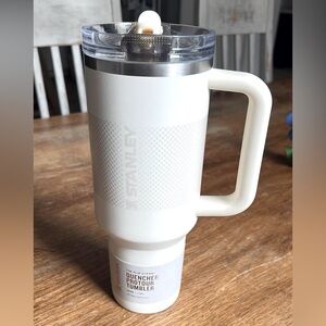 New Stanley Flip Straw Quencher Tumbler 40oz